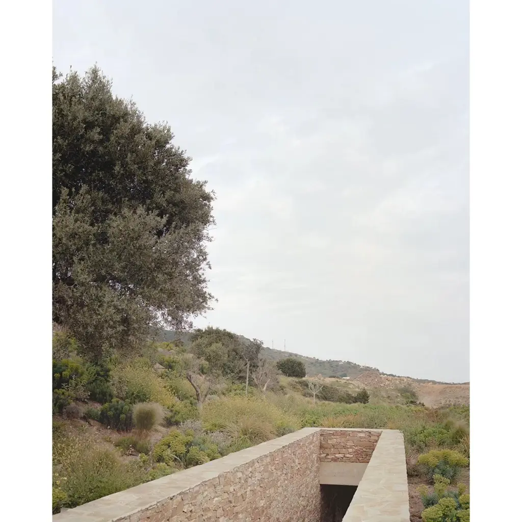 Muro a secco e terrazza agricola sul pendio di Sifnos, casa Fysika sullo sfondo