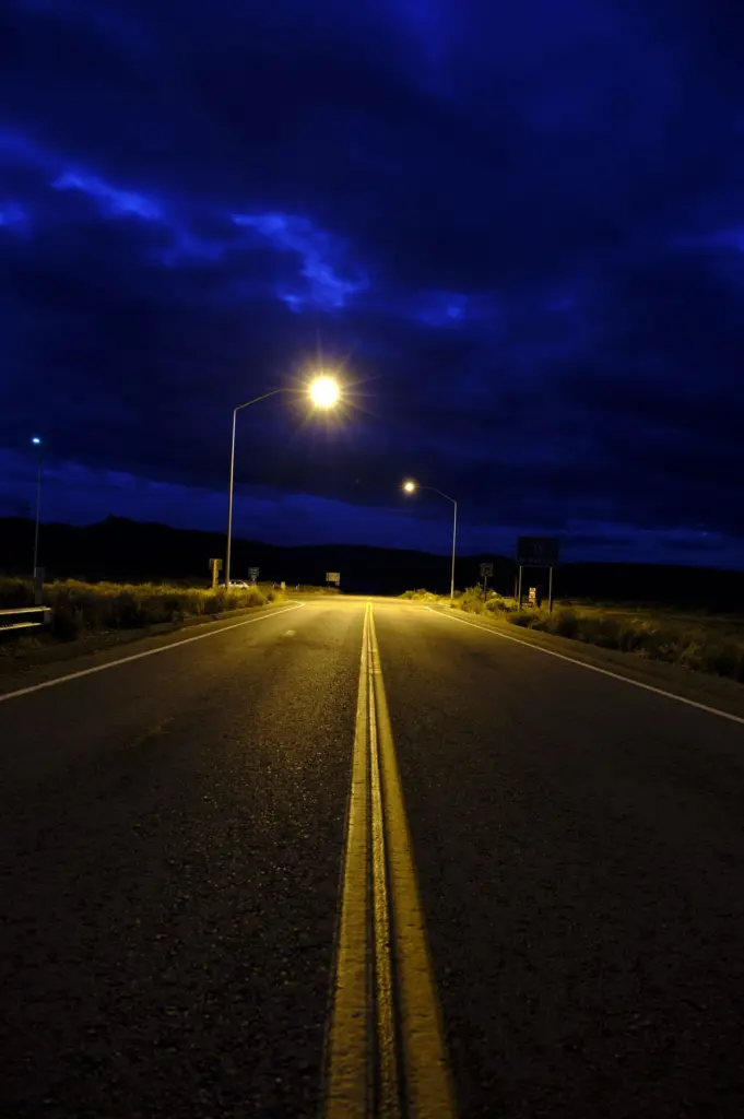 Strada di provincia vuota, di notte