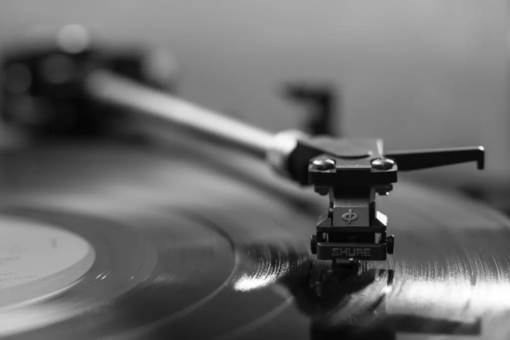 Disco in vinile, atmosfera scura