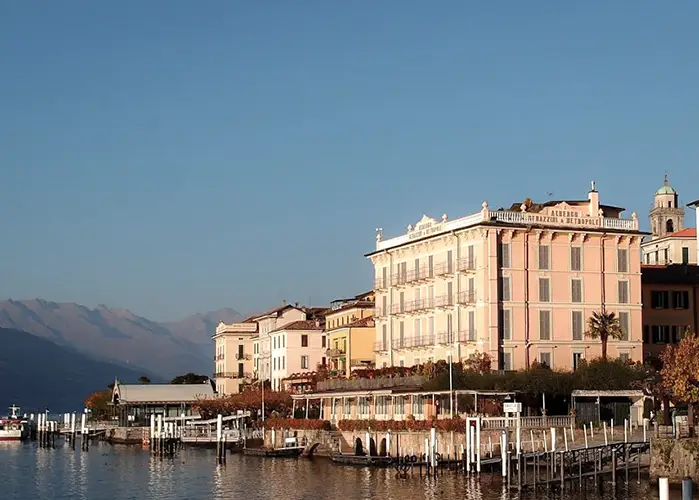 La facciata di Palazzo Genazzini sul lungolago di Bellagio, al tramonto