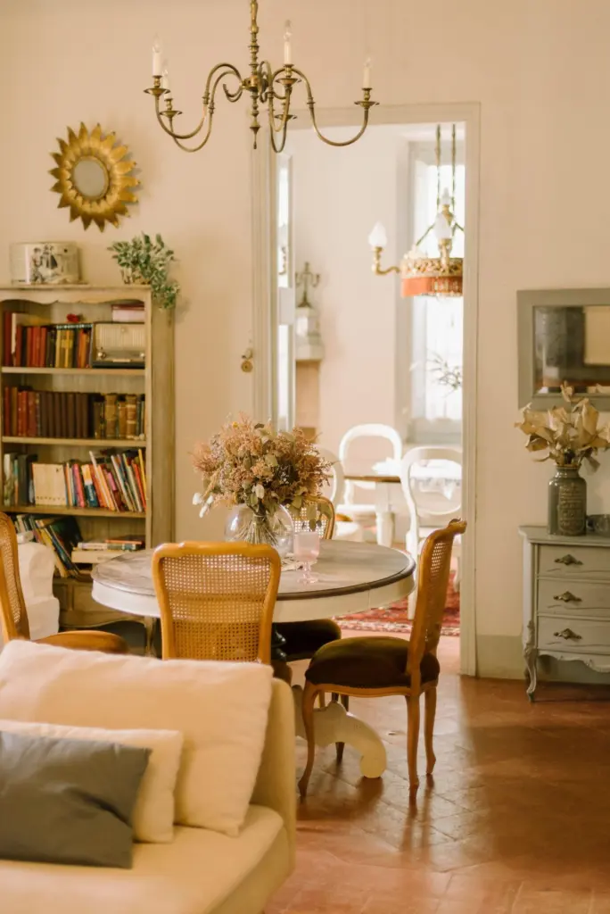 Interno vintage con decorazione fitta e stratificata