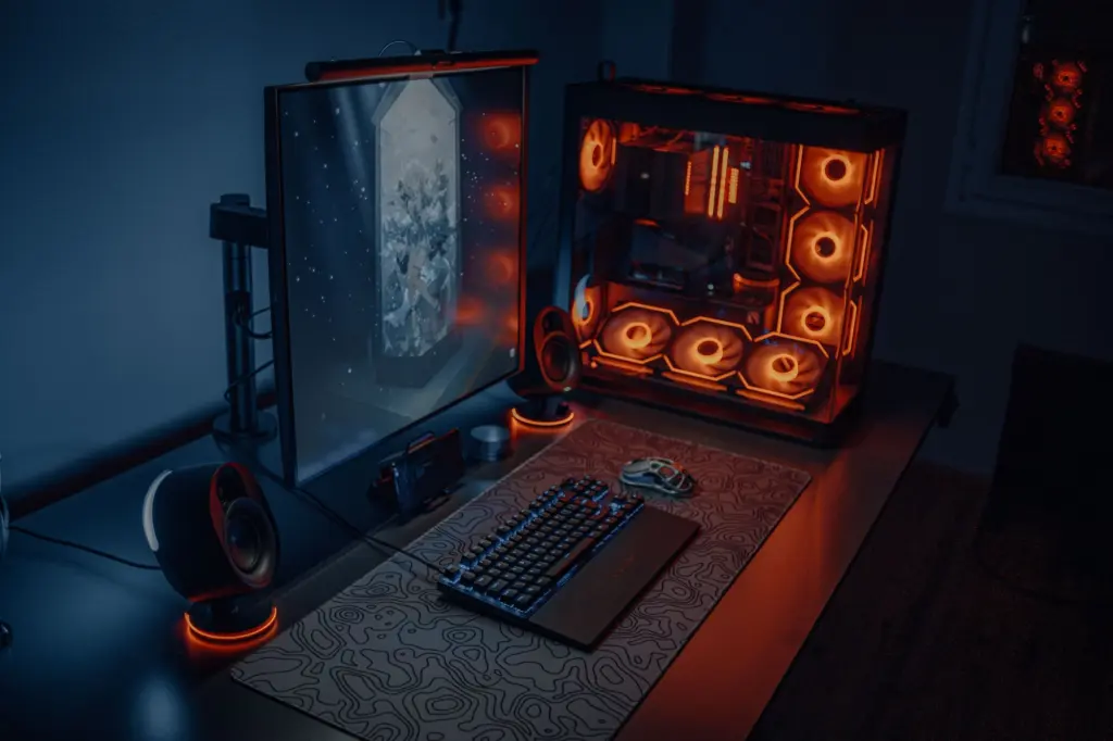 Postazione gaming con illuminazione RGB, l'estetica da cui nasce il termine ricing