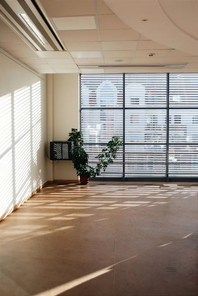 Angolo di una stanza vuota, luce naturale e ombre nette