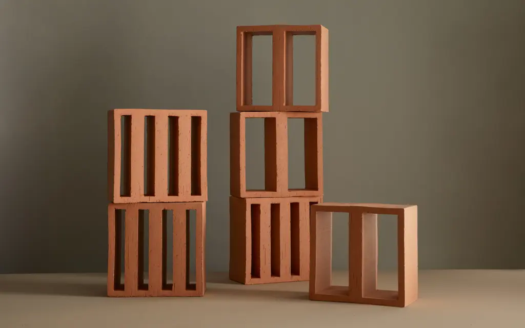 Tally di Michael Anastassiades per Mutina, il modulo in cotto a tutta parete
