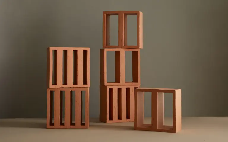 Tally di Michael Anastassiades per Mutina, il modulo in cotto a tutta parete