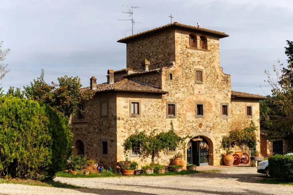 Un fabbricato colonico in pietra con torre, esempio di architettura rurale di rango