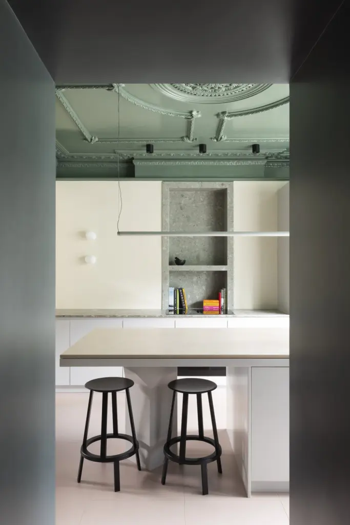 Cucina di W House con soffitto vittoriano dipinto di verde salvia