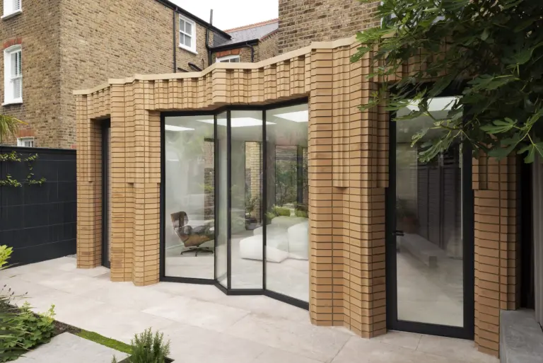 Estensione in mattoni gialli di W House a Fulham, vista dal giardino