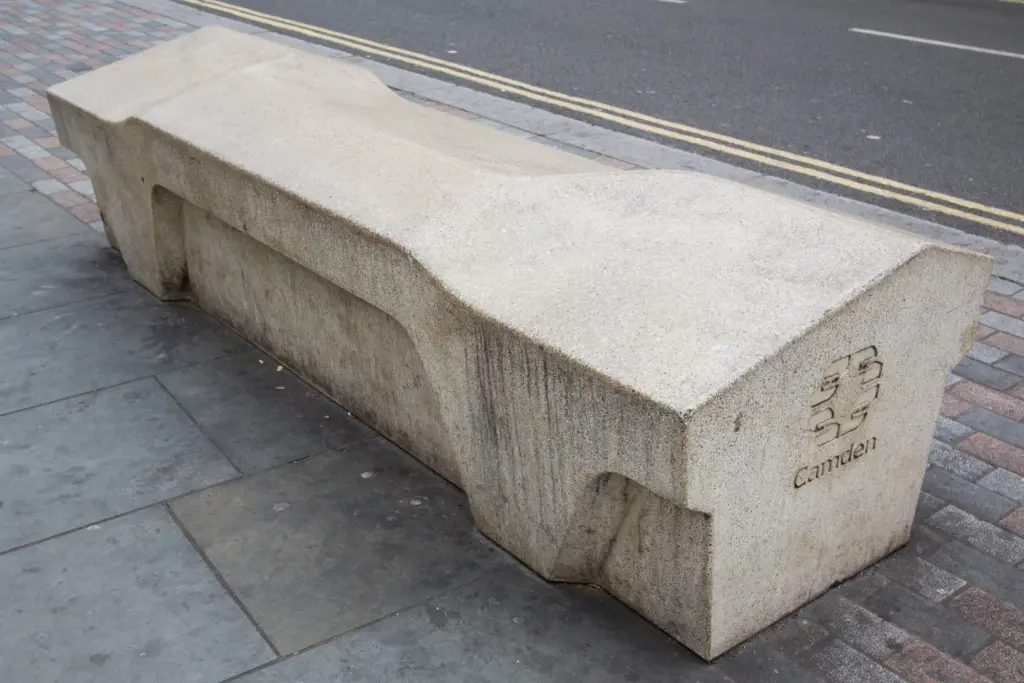 Una Camden Bench davanti alla Freemasons' Hall, Great Queen Street, Londra. Foto: The wub, CC BY-SA 4.0, via Wikimedia Commons.
