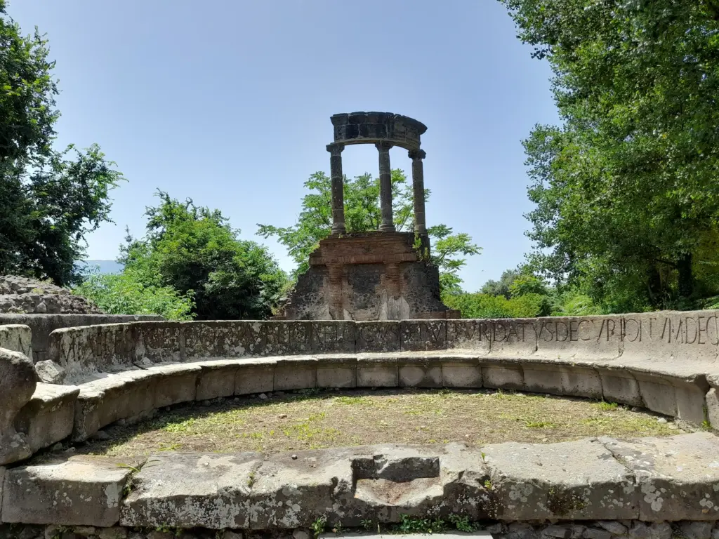 Il sedile semicircolare in pietra della tomba di Mamia, fuori Porta Ercolano a Pompei: una panca offerta a chi passava sulla strada. Foto: Argo Navis, CC BY-SA 4.0, via Wikimedia Commons.