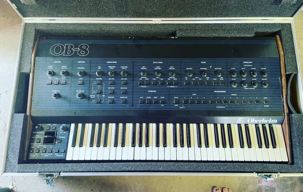Un Oberheim OB-8, il sintetizzatore polifonico del 1983 che Alice Coltrane usò nei nastri dell'ashram accanto all'organo. Foto: Alison Cassidy, CC BY-SA 4.0, via Wikimedia Commons.