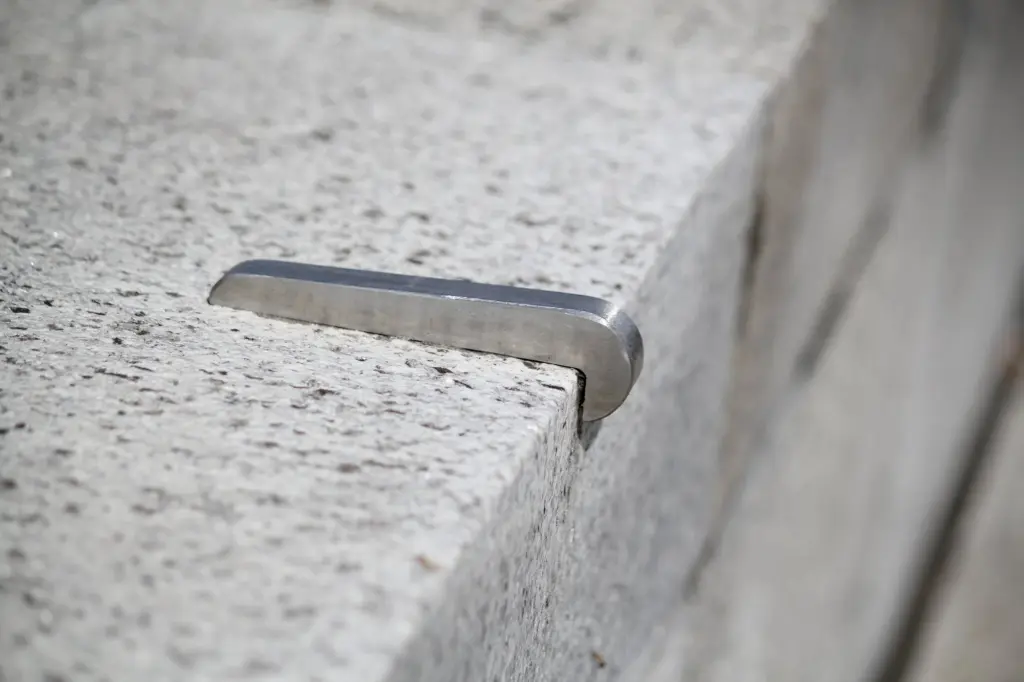 Un dissuasore anti skate in acciaio sullo spigolo di un muretto. Foto: TheGoodEndedHappily, CC BY-SA 4.0, via Wikimedia Commons.