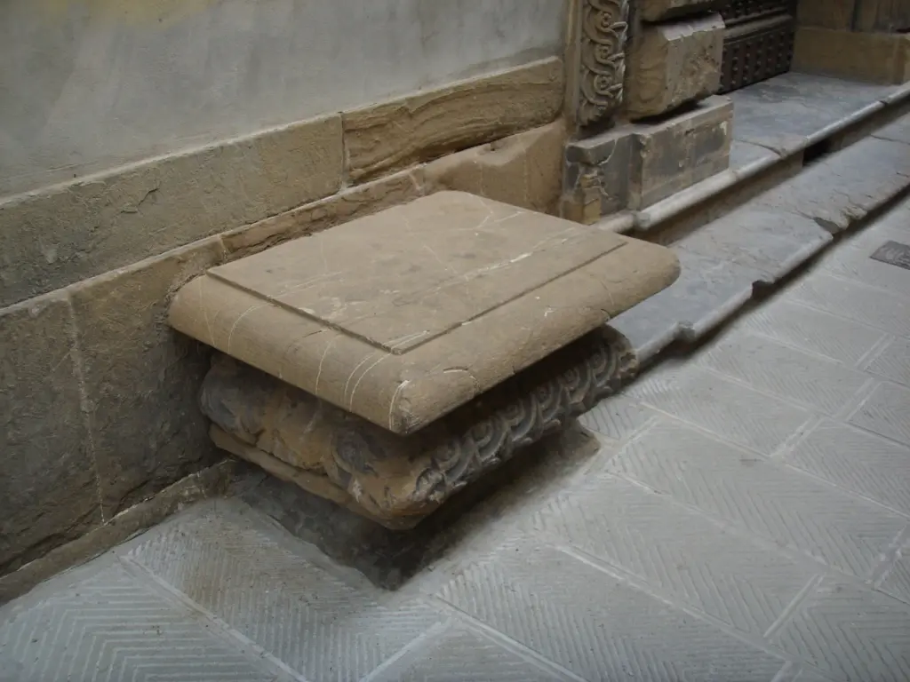 Panca di via in pietra alla base di Palazzo Giugni, Firenze: il palazzo privato che cede un sedile alla strada. Foto: sailko, CC BY 2.5, via Wikimedia Commons.