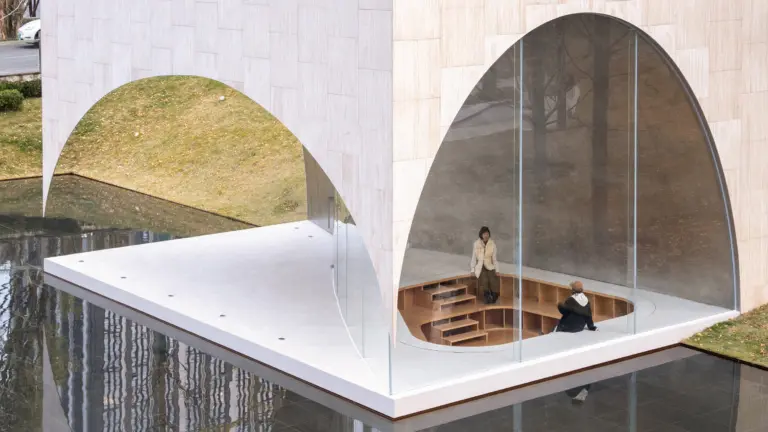AYDC Public Art Center, i padiglioni in travertino nel parco di Guiyang