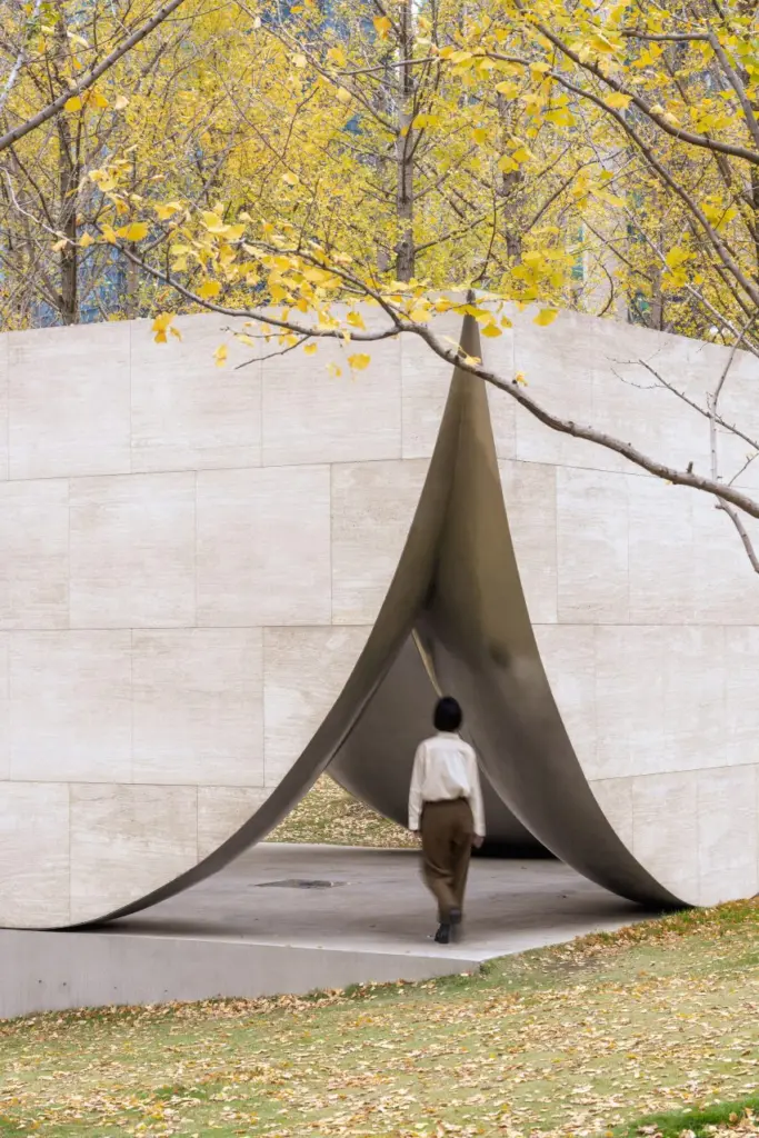 Ginkgo Chapel con i quattro setti in pietra ad arco rovesciato
