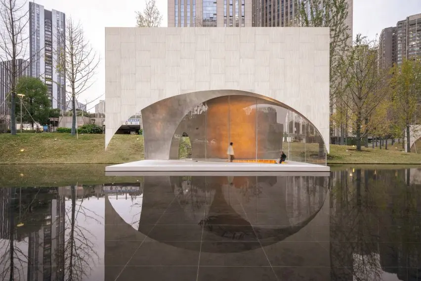 Xima Library, vetrate ad arco sul parco di Guiyang