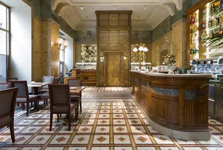 Il caffè al piano terra con il bancone ottocentesco e il pavimento a mosaico