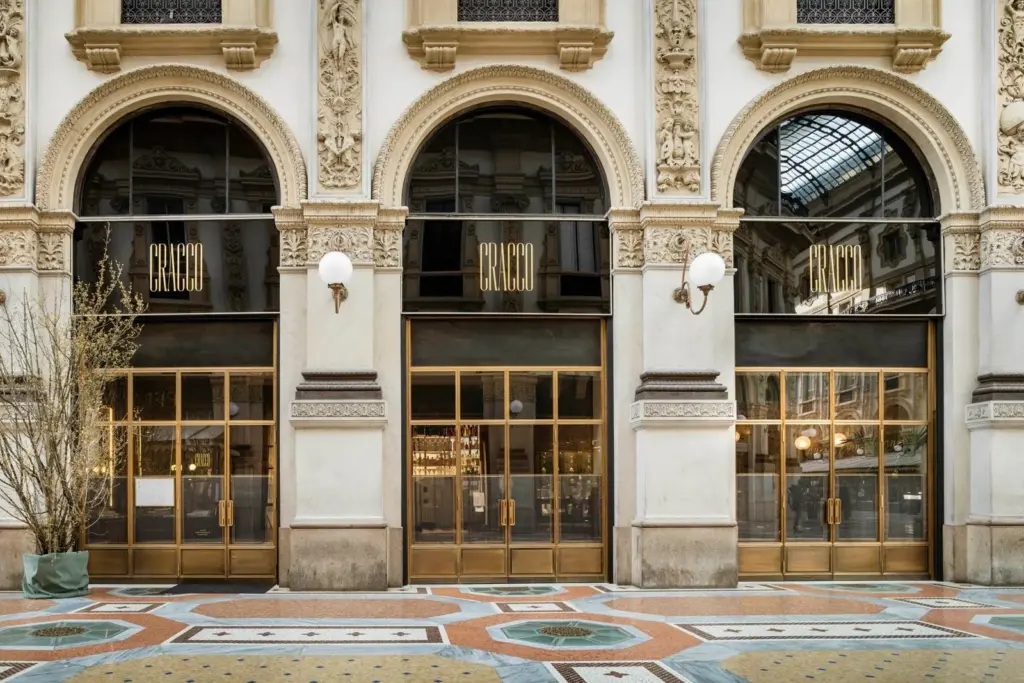 Le vetrine di Cracco sotto le arcate della Galleria Vittorio Emanuele II