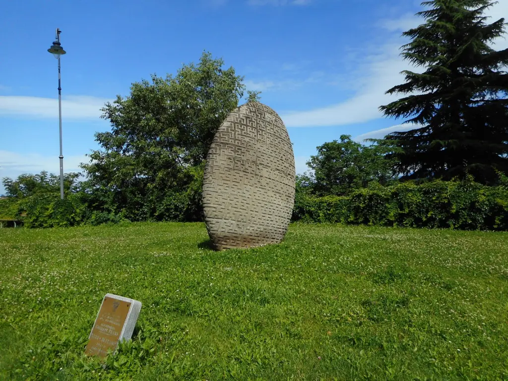 Il monumento Curva di Peano sui bastioni di Cuneo, con la targa dedicata a Giuseppe Peano