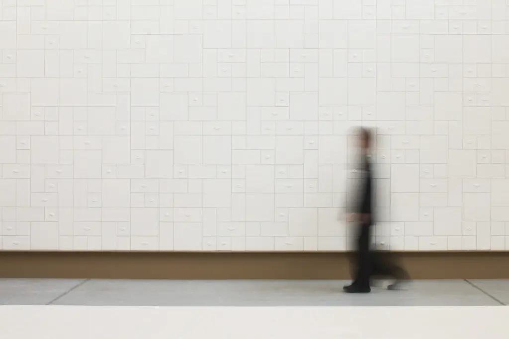 Parete rivestita con le piastrelle Faces and Figures di Faye Toogood per Mutina