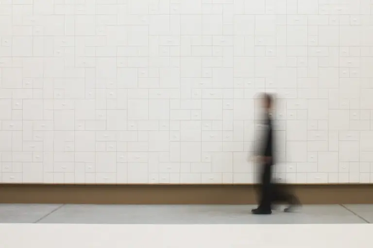 Parete rivestita con le piastrelle Faces and Figures di Faye Toogood per Mutina