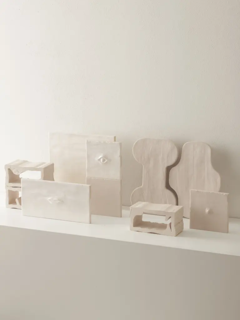 Parete in piastrelle Faces and Figures con vaso in ceramica