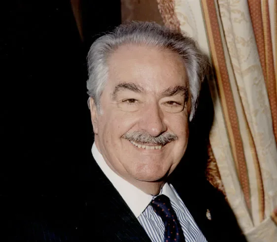 Ritratto di Álvaro Mutis sorridente, in giacca scura