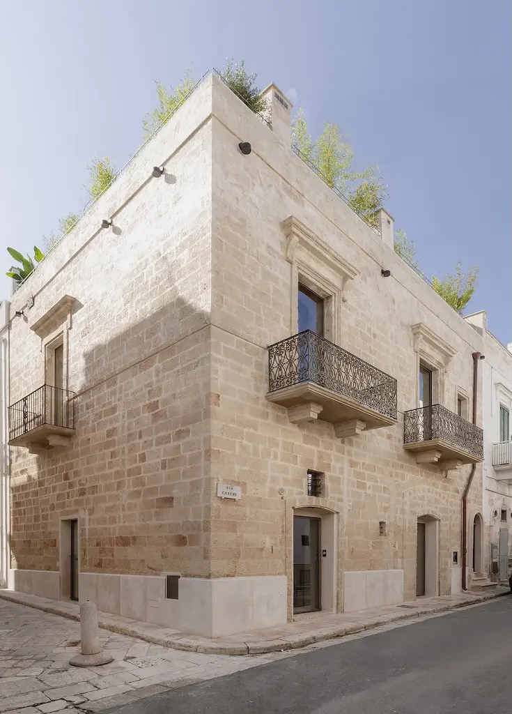 Facciata d'angolo in pietra calcarea di Palazzo Cerere su via Cerere, Polignano a Mare