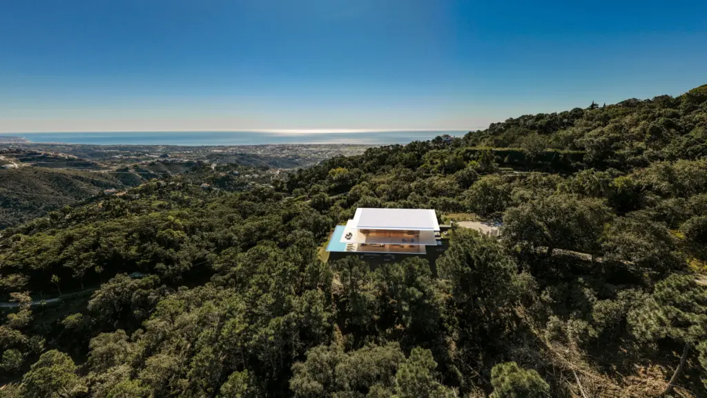 Vista aerea della casa Strato immersa nella macchia mediterranea di La Zagaleta